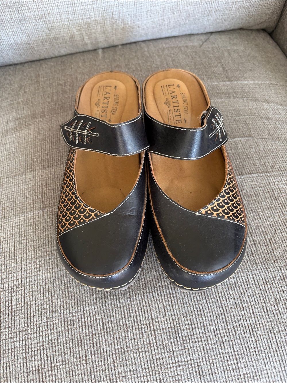 L’Artiste leather clogs